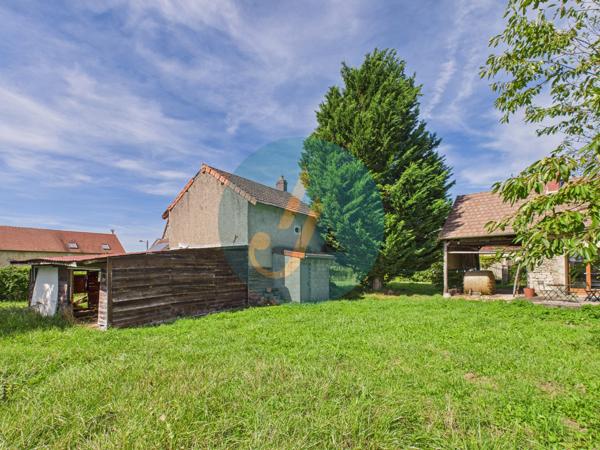 Perroy (58220) Charmante longère en pierres rénovée avec dépendances sur terrain clos.