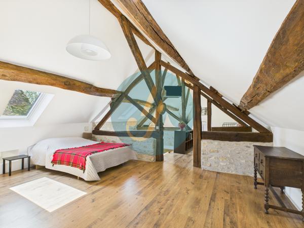 Perroy (58220) Charmante longère en pierres rénovée avec dépendances sur terrain clos.