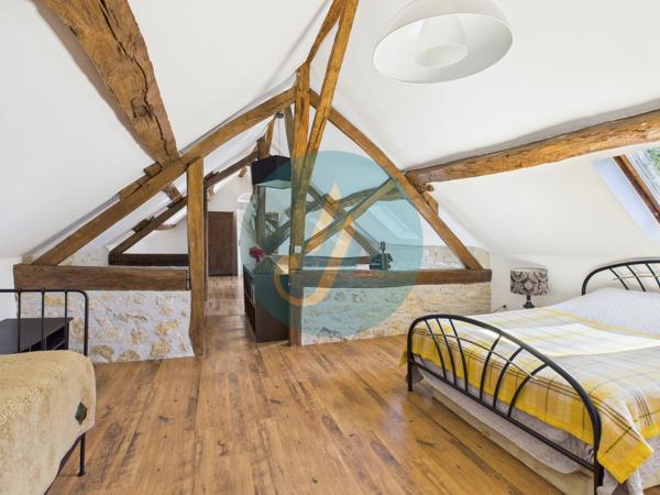 Perroy (58220) Charmante longère en pierres rénovée avec dépendances sur terrain clos.