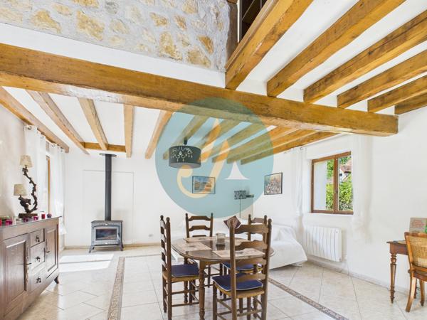 Perroy (58220) Charmante longère en pierres rénovée avec dépendances sur terrain clos.