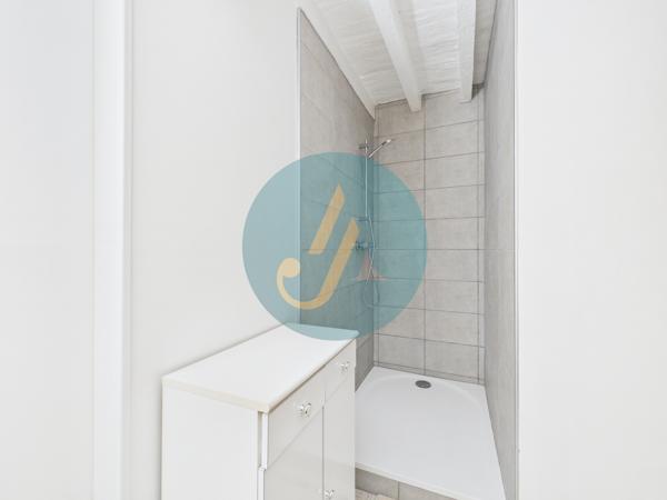 Perroy (58220) Charmante longère en pierres rénovée avec dépendances sur terrain clos.