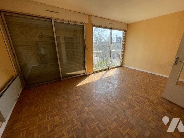 SOISSONS - Résidence de l'Abbaye - Appartement de type studio de 29,13 m².
Cave et place de parking