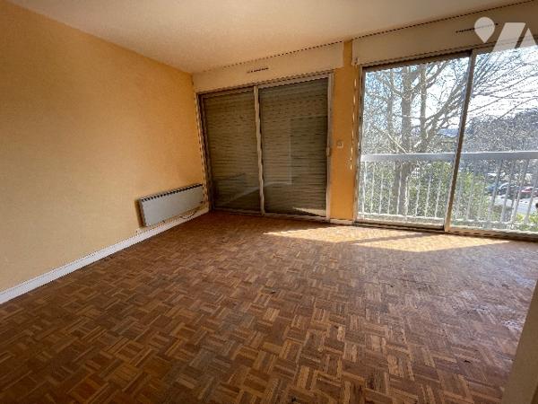 SOISSONS - Résidence de l'Abbaye - Appartement de type studio de 29,13 m².
Cave et place de parking