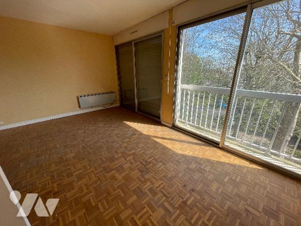 SOISSONS - Résidence de l'Abbaye - Appartement de type studio de 29,13 m².
Cave et place de parking