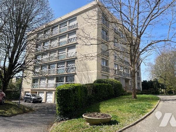SOISSONS - Résidence de l'Abbaye - Appartement de type studio de 29,13 m².
Cave et place de parking