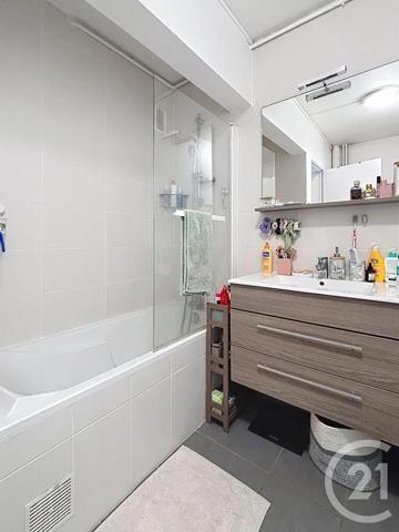 Appartement F2 à vendre  2 pièces - 44,06 m 2   RIOM  - 63