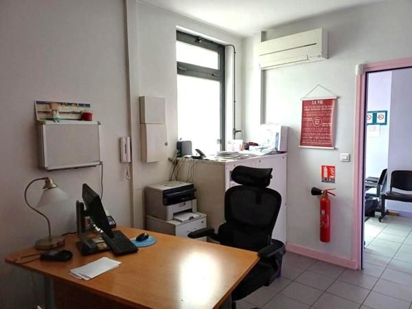LOCAL COMMERCIAL (CABINET MEDICAL, BUREAU, COMMERCE) 56 m2 disponible Lyon 8ème