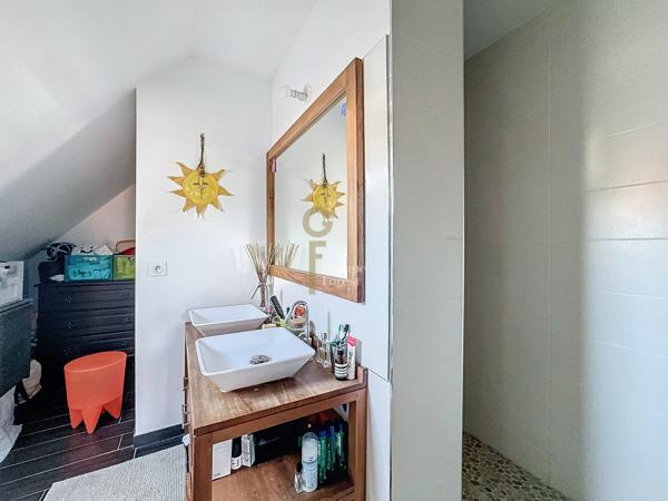 Belle maison d'architecte de 2012 individuelle de185 m2, chambre et SDD et bureau en RDC
