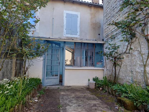 Maison centre-bourg avec courette proche commerces