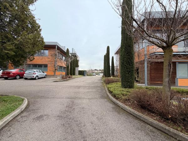 Plateau de bureaux à vendre SAINTE FOY LES LYON (69), d'une surface de 190 m² (partie privative) et 20 m² de parties communes. Possibilité d'acheter en sus 7 places de stationnement.