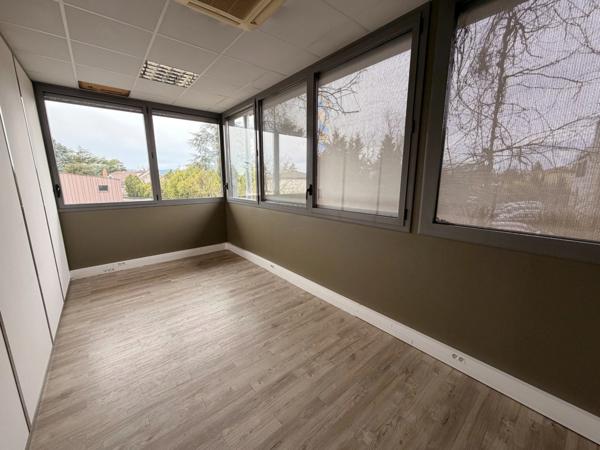 Plateau de bureaux à vendre SAINTE FOY LES LYON (69), d'une surface de 190 m² (partie privative) et 20 m² de parties communes. Possibilité d'acheter en sus 7 places de stationnement.