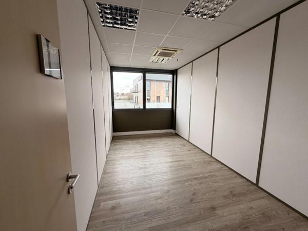 Plateau de bureaux à vendre SAINTE FOY LES LYON (69), d'une surface de 190 m² (partie privative) et 20 m² de parties communes. Possibilité d'acheter en sus 7 places de stationnement.