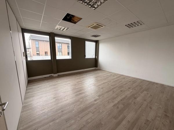 Plateau de bureaux à vendre SAINTE FOY LES LYON (69), d'une surface de 190 m² (partie privative) et 20 m² de parties communes. Possibilité d'acheter en sus 7 places de stationnement.