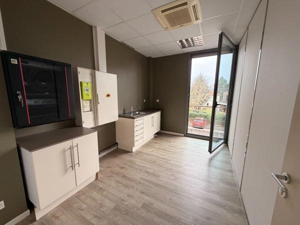 Plateau de bureaux à vendre SAINTE FOY LES LYON (69), d'une surface de 190 m² (partie privative) et 20 m² de parties communes. Possibilité d'acheter en sus 7 places de stationnement.