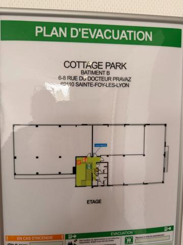 Plateau de bureaux à vendre SAINTE FOY LES LYON (69), d'une surface de 190 m² (partie privative) et 20 m² de parties communes. Possibilité d'acheter en sus 7 places de stationnement.