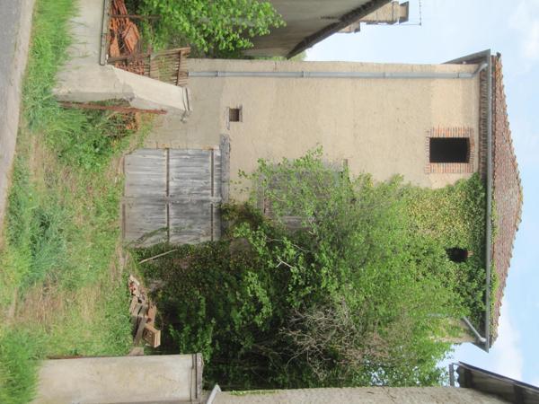 Grange en bon état d'environ 80 m², avec un grand volume vide au premier niveau sur une cave voutée.