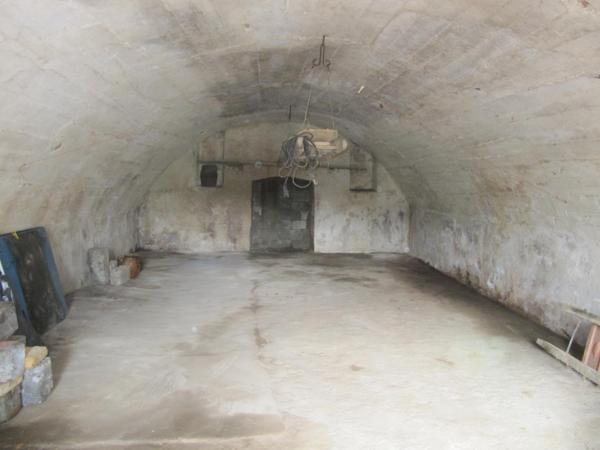 Grange en bon état d'environ 80 m², avec un grand volume vide au premier niveau sur une cave voutée.