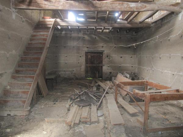 Grange en bon état d'environ 80 m², avec un grand volume vide au premier niveau sur une cave voutée.