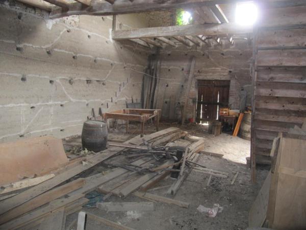 Grange en bon état d'environ 80 m², avec un grand volume vide au premier niveau sur une cave voutée.