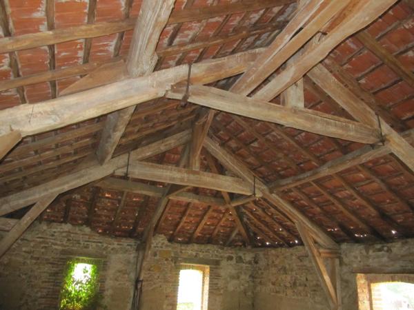 Grange en bon état d'environ 80 m², avec un grand volume vide au premier niveau sur une cave voutée.