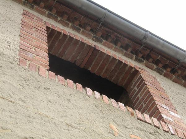 Grange en bon état d'environ 80 m², avec un grand volume vide au premier niveau sur une cave voutée.