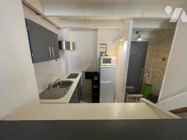 Un appartement de type T1 comprenant séjour, cuisine, mezzanine, salle d’eau ainsi qu’un balcon.