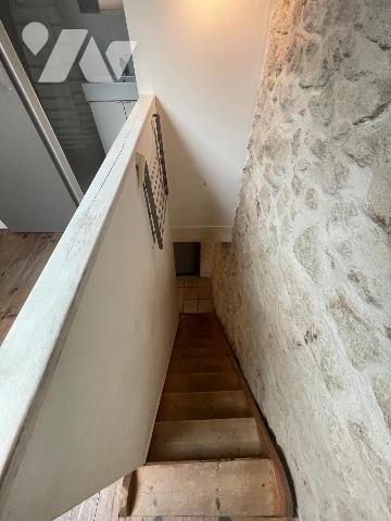 Un appartement de type T1 comprenant séjour, cuisine, mezzanine, salle d’eau ainsi qu’un balcon.