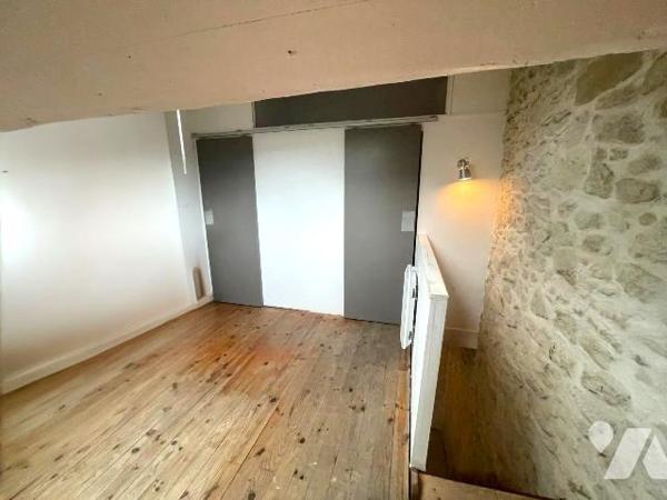 Un appartement de type T1 comprenant séjour, cuisine, mezzanine, salle d’eau ainsi qu’un balcon.