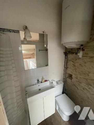 Un appartement de type T1 comprenant séjour, cuisine, mezzanine, salle d’eau ainsi qu’un balcon.