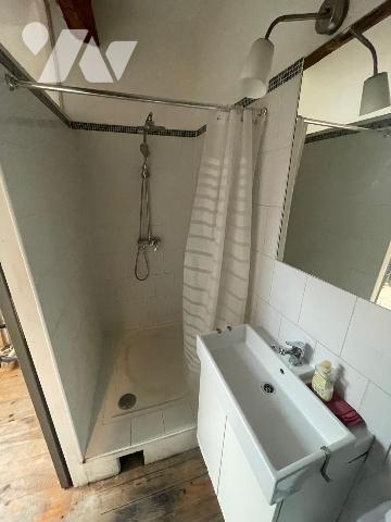 Un appartement de type T1 comprenant séjour, cuisine, mezzanine, salle d’eau ainsi qu’un balcon.