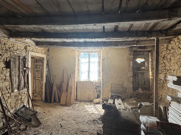 Magnifique Maison de Village à rénover. TAILLY (08)