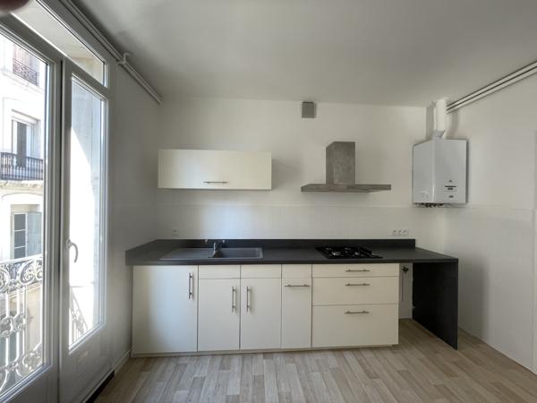 Béziers (34500) DEPT 34 - BEZIERS - Grand T5 avec balcon sur parc et stationnement privatif en centre-ville de Béziers