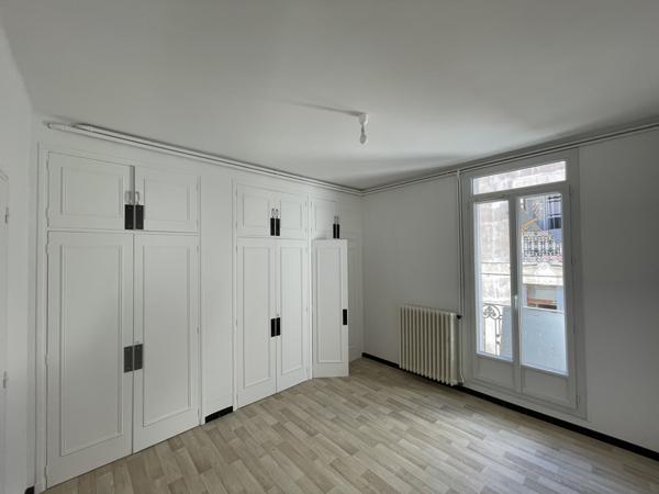 Béziers (34500) DEPT 34 - BEZIERS - Grand T5 avec balcon sur parc et stationnement privatif en centre-ville de Béziers