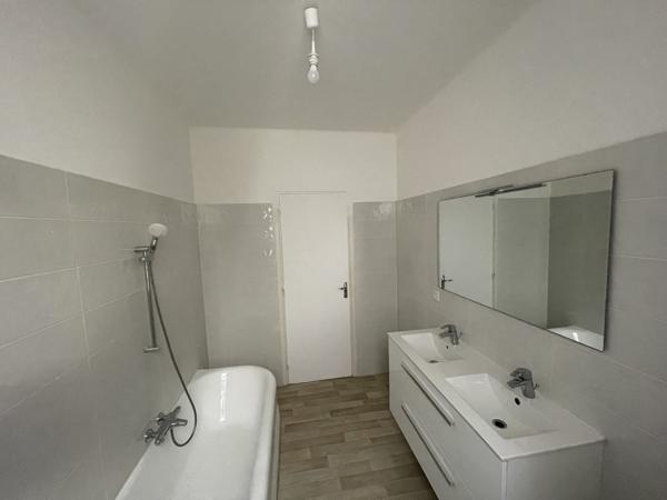 Béziers (34500) DEPT 34 - BEZIERS - Grand T5 avec balcon sur parc et stationnement privatif en centre-ville de Béziers