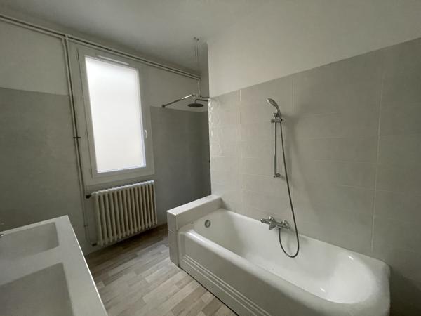 Béziers (34500) DEPT 34 - BEZIERS - Grand T5 avec balcon sur parc et stationnement privatif en centre-ville de Béziers