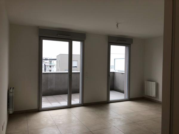 APPARTEMENT T1 - STATIONNEMENT EN SOUS SOL - BEZANNES