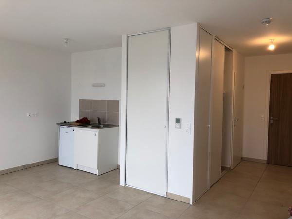 APPARTEMENT T1 - STATIONNEMENT EN SOUS SOL - BEZANNES