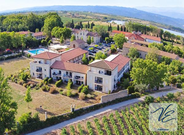 AZILLE – CHÂTEAU DE JOUARRES – APPARTEMENT MEUBLÉ EN REZ-DE-CHAUSSÉE AVEC TERRASSE ET PISCINE