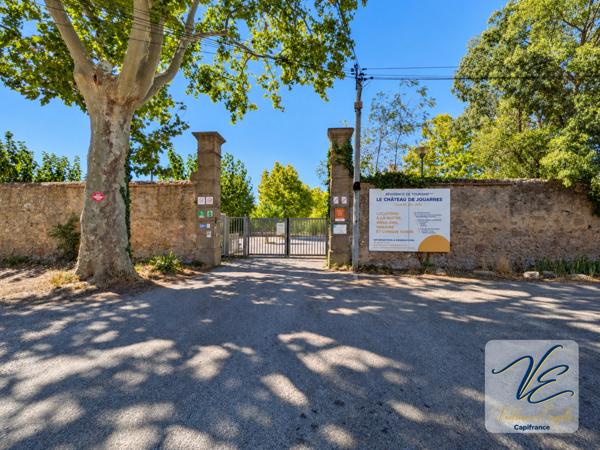 AZILLE – CHÂTEAU DE JOUARRES – APPARTEMENT MEUBLÉ EN REZ-DE-CHAUSSÉE AVEC TERRASSE ET PISCINE