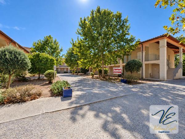 AZILLE – CHÂTEAU DE JOUARRES – APPARTEMENT MEUBLÉ EN REZ-DE-CHAUSSÉE AVEC TERRASSE ET PISCINE