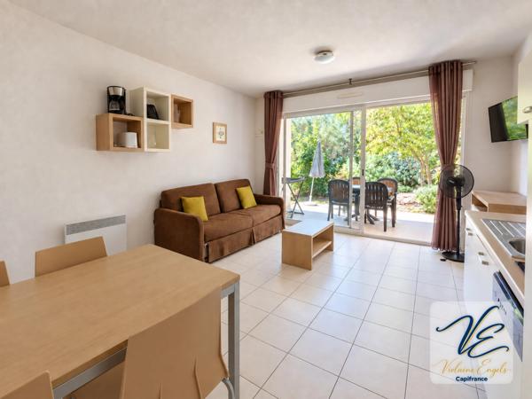 AZILLE – CHÂTEAU DE JOUARRES – APPARTEMENT MEUBLÉ EN REZ-DE-CHAUSSÉE AVEC TERRASSE ET PISCINE