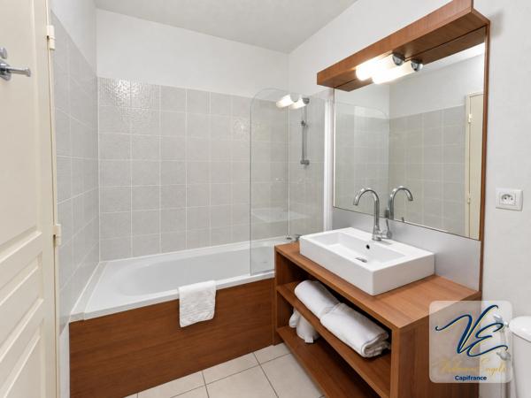 AZILLE – CHÂTEAU DE JOUARRES – APPARTEMENT MEUBLÉ EN REZ-DE-CHAUSSÉE AVEC TERRASSE ET PISCINE