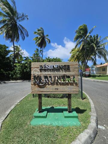 EXCLUSIVITE BSK IMMOBILIER- SAINT-FRANÇOIS – RÉSIDENCE KARUKERA.

Maison à rénover avec permis accepté – À deux pas de la mer.

BIEN RARE À LA VENTE | FORT POTENTIEL | EMPLACEMENT D’EXCEPTION

Au cœur de la très prisée résidence Karukera, à Saint-François, sur la route emblématique de la Pointe des Châteaux, découvrez cette maison individuelle à rénover, idéalement située à seulement 5 minutes du centre de Saint-François et à proximité immédiate de la mer, accessible à pied.

Un emplacement privilégié pour les amoureux de la Guadeloupe, à la recherche d’un pied-à-terre, d’une résidence principale ou d’un investissement à fort potentiel.

Une maison à réinventer selon vos envies.

Édifiée sur une belle parcelle de 604 m², cette maison non mitoyenne de 81 m2 en surface utile ( 35.22 m2 en loi carrez) offre une base idéale pour un projet de rénovation et de valorisation.

Elle se compose actuellement de :

- Un séjour de 16 m2,
- Une chambre spacieuse de 11.80 m2 avec placards,
- Une cuisine donnant sur une terrasse de 19 m2,
- Une salle d’eau avec WC,
- Un grand garage de 24,70 m².

Un projet déjà autorisé pour concrétiser vos envies.

Un permis d’extension et de modification de l’existant a été accepté pour la réalisation d’un très joli projet de maison contemporaine de type 3, comprenant deux chambres, un séjour, une grande cuisine, deux salles d’eau, un espace détente et un bac à punch de 5 x 2 mètres avec son deck.

Un véritable atout pour vous projeter sereinement dans votre futur lieu de vie ou votre investissement.

Le permis accordé pourra naturellement être modifié selon vos envies, vos besoins et votre vision du projet.

Les atouts :

✅ Résidence Karukera, secteur très recherché de Saint-François.

✅ À 5 minutes du centre-ville.

✅ Mer accessible à pied.

✅ Maison non mitoyenne.

✅ Parcelle de 604 m².

✅ Permis de construire accepté pour un projet de maison avec 2 chambres et bac à punch.

✅ Un potentiel exceptionnel dans un secteur recherché.

Une opportunité rare pour créer votre maison idéale dans un cadre privilégié, entre mer, tranquillité et douceur de vivre.

📍 Saint-François – Résidence Karukera, route de la Pointe des Châteaux.

📞 Pour plus d’informations ou organiser une visite, contactez moi.
Plan du projet, photos supplémentaires et vidéos sont disponibles sur demande.