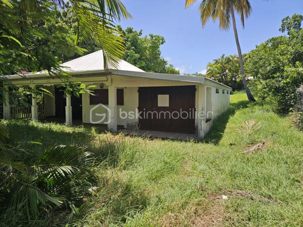 EXCLUSIVITE BSK IMMOBILIER- SAINT-FRANÇOIS – RÉSIDENCE KARUKERA.

Maison à rénover avec permis accepté – À deux pas de la mer.

BIEN RARE À LA VENTE | FORT POTENTIEL | EMPLACEMENT D’EXCEPTION

Au cœur de la très prisée résidence Karukera, à Saint-François, sur la route emblématique de la Pointe des Châteaux, découvrez cette maison individuelle à rénover, idéalement située à seulement 5 minutes du centre de Saint-François et à proximité immédiate de la mer, accessible à pied.

Un emplacement privilégié pour les amoureux de la Guadeloupe, à la recherche d’un pied-à-terre, d’une résidence principale ou d’un investissement à fort potentiel.

Une maison à réinventer selon vos envies.

Édifiée sur une belle parcelle de 604 m², cette maison non mitoyenne de 81 m2 en surface utile ( 35.22 m2 en loi carrez) offre une base idéale pour un projet de rénovation et de valorisation.

Elle se compose actuellement de :

- Un séjour de 16 m2,
- Une chambre spacieuse de 11.80 m2 avec placards,
- Une cuisine donnant sur une terrasse de 19 m2,
- Une salle d’eau avec WC,
- Un grand garage de 24,70 m².

Un projet déjà autorisé pour concrétiser vos envies.

Un permis d’extension et de modification de l’existant a été accepté pour la réalisation d’un très joli projet de maison contemporaine de type 3, comprenant deux chambres, un séjour, une grande cuisine, deux salles d’eau, un espace détente et un bac à punch de 5 x 2 mètres avec son deck.

Un véritable atout pour vous projeter sereinement dans votre futur lieu de vie ou votre investissement.

Le permis accordé pourra naturellement être modifié selon vos envies, vos besoins et votre vision du projet.

Les atouts :

✅ Résidence Karukera, secteur très recherché de Saint-François.

✅ À 5 minutes du centre-ville.

✅ Mer accessible à pied.

✅ Maison non mitoyenne.

✅ Parcelle de 604 m².

✅ Permis de construire accepté pour un projet de maison avec 2 chambres et bac à punch.

✅ Un potentiel exceptionnel dans un secteur recherché.

Une opportunité rare pour créer votre maison idéale dans un cadre privilégié, entre mer, tranquillité et douceur de vivre.

📍 Saint-François – Résidence Karukera, route de la Pointe des Châteaux.

📞 Pour plus d’informations ou organiser une visite, contactez moi.
Plan du projet, photos supplémentaires et vidéos sont disponibles sur demande.