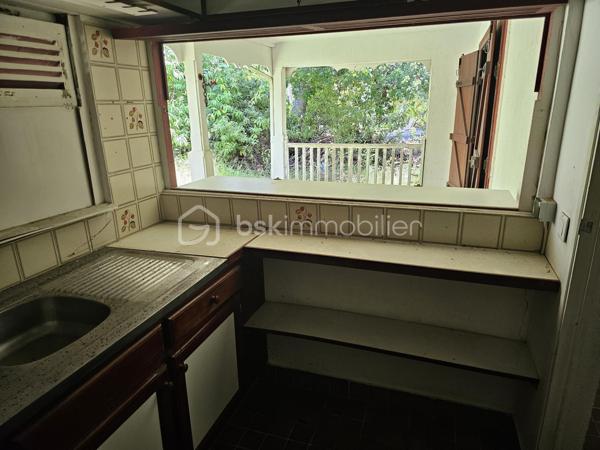 EXCLUSIVITE BSK IMMOBILIER- SAINT-FRANÇOIS – RÉSIDENCE KARUKERA.

Maison à rénover avec permis accepté – À deux pas de la mer.

BIEN RARE À LA VENTE | FORT POTENTIEL | EMPLACEMENT D’EXCEPTION

Au cœur de la très prisée résidence Karukera, à Saint-François, sur la route emblématique de la Pointe des Châteaux, découvrez cette maison individuelle à rénover, idéalement située à seulement 5 minutes du centre de Saint-François et à proximité immédiate de la mer, accessible à pied.

Un emplacement privilégié pour les amoureux de la Guadeloupe, à la recherche d’un pied-à-terre, d’une résidence principale ou d’un investissement à fort potentiel.

Une maison à réinventer selon vos envies.

Édifiée sur une belle parcelle de 604 m², cette maison non mitoyenne de 81 m2 en surface utile ( 35.22 m2 en loi carrez) offre une base idéale pour un projet de rénovation et de valorisation.

Elle se compose actuellement de :

- Un séjour de 16 m2,
- Une chambre spacieuse de 11.80 m2 avec placards,
- Une cuisine donnant sur une terrasse de 19 m2,
- Une salle d’eau avec WC,
- Un grand garage de 24,70 m².

Un projet déjà autorisé pour concrétiser vos envies.

Un permis d’extension et de modification de l’existant a été accepté pour la réalisation d’un très joli projet de maison contemporaine de type 3, comprenant deux chambres, un séjour, une grande cuisine, deux salles d’eau, un espace détente et un bac à punch de 5 x 2 mètres avec son deck.

Un véritable atout pour vous projeter sereinement dans votre futur lieu de vie ou votre investissement.

Le permis accordé pourra naturellement être modifié selon vos envies, vos besoins et votre vision du projet.

Les atouts :

✅ Résidence Karukera, secteur très recherché de Saint-François.

✅ À 5 minutes du centre-ville.

✅ Mer accessible à pied.

✅ Maison non mitoyenne.

✅ Parcelle de 604 m².

✅ Permis de construire accepté pour un projet de maison avec 2 chambres et bac à punch.

✅ Un potentiel exceptionnel dans un secteur recherché.

Une opportunité rare pour créer votre maison idéale dans un cadre privilégié, entre mer, tranquillité et douceur de vivre.

📍 Saint-François – Résidence Karukera, route de la Pointe des Châteaux.

📞 Pour plus d’informations ou organiser une visite, contactez moi.
Plan du projet, photos supplémentaires et vidéos sont disponibles sur demande.