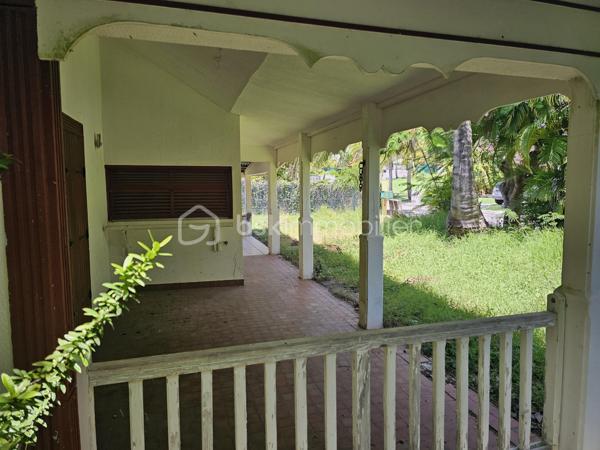 EXCLUSIVITE BSK IMMOBILIER- SAINT-FRANÇOIS – RÉSIDENCE KARUKERA.

Maison à rénover avec permis accepté – À deux pas de la mer.

BIEN RARE À LA VENTE | FORT POTENTIEL | EMPLACEMENT D’EXCEPTION

Au cœur de la très prisée résidence Karukera, à Saint-François, sur la route emblématique de la Pointe des Châteaux, découvrez cette maison individuelle à rénover, idéalement située à seulement 5 minutes du centre de Saint-François et à proximité immédiate de la mer, accessible à pied.

Un emplacement privilégié pour les amoureux de la Guadeloupe, à la recherche d’un pied-à-terre, d’une résidence principale ou d’un investissement à fort potentiel.

Une maison à réinventer selon vos envies.

Édifiée sur une belle parcelle de 604 m², cette maison non mitoyenne de 81 m2 en surface utile ( 35.22 m2 en loi carrez) offre une base idéale pour un projet de rénovation et de valorisation.

Elle se compose actuellement de :

- Un séjour de 16 m2,
- Une chambre spacieuse de 11.80 m2 avec placards,
- Une cuisine donnant sur une terrasse de 19 m2,
- Une salle d’eau avec WC,
- Un grand garage de 24,70 m².

Un projet déjà autorisé pour concrétiser vos envies.

Un permis d’extension et de modification de l’existant a été accepté pour la réalisation d’un très joli projet de maison contemporaine de type 3, comprenant deux chambres, un séjour, une grande cuisine, deux salles d’eau, un espace détente et un bac à punch de 5 x 2 mètres avec son deck.

Un véritable atout pour vous projeter sereinement dans votre futur lieu de vie ou votre investissement.

Le permis accordé pourra naturellement être modifié selon vos envies, vos besoins et votre vision du projet.

Les atouts :

✅ Résidence Karukera, secteur très recherché de Saint-François.

✅ À 5 minutes du centre-ville.

✅ Mer accessible à pied.

✅ Maison non mitoyenne.

✅ Parcelle de 604 m².

✅ Permis de construire accepté pour un projet de maison avec 2 chambres et bac à punch.

✅ Un potentiel exceptionnel dans un secteur recherché.

Une opportunité rare pour créer votre maison idéale dans un cadre privilégié, entre mer, tranquillité et douceur de vivre.

📍 Saint-François – Résidence Karukera, route de la Pointe des Châteaux.

📞 Pour plus d’informations ou organiser une visite, contactez moi.
Plan du projet, photos supplémentaires et vidéos sont disponibles sur demande.