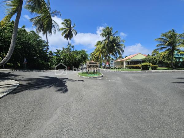 EXCLUSIVITE BSK IMMOBILIER- SAINT-FRANÇOIS – RÉSIDENCE KARUKERA.

Maison à rénover avec permis accepté – À deux pas de la mer.

BIEN RARE À LA VENTE | FORT POTENTIEL | EMPLACEMENT D’EXCEPTION

Au cœur de la très prisée résidence Karukera, à Saint-François, sur la route emblématique de la Pointe des Châteaux, découvrez cette maison individuelle à rénover, idéalement située à seulement 5 minutes du centre de Saint-François et à proximité immédiate de la mer, accessible à pied.

Un emplacement privilégié pour les amoureux de la Guadeloupe, à la recherche d’un pied-à-terre, d’une résidence principale ou d’un investissement à fort potentiel.

Une maison à réinventer selon vos envies.

Édifiée sur une belle parcelle de 604 m², cette maison non mitoyenne de 81 m2 en surface utile ( 35.22 m2 en loi carrez) offre une base idéale pour un projet de rénovation et de valorisation.

Elle se compose actuellement de :

- Un séjour de 16 m2,
- Une chambre spacieuse de 11.80 m2 avec placards,
- Une cuisine donnant sur une terrasse de 19 m2,
- Une salle d’eau avec WC,
- Un grand garage de 24,70 m².

Un projet déjà autorisé pour concrétiser vos envies.

Un permis d’extension et de modification de l’existant a été accepté pour la réalisation d’un très joli projet de maison contemporaine de type 3, comprenant deux chambres, un séjour, une grande cuisine, deux salles d’eau, un espace détente et un bac à punch de 5 x 2 mètres avec son deck.

Un véritable atout pour vous projeter sereinement dans votre futur lieu de vie ou votre investissement.

Le permis accordé pourra naturellement être modifié selon vos envies, vos besoins et votre vision du projet.

Les atouts :

✅ Résidence Karukera, secteur très recherché de Saint-François.

✅ À 5 minutes du centre-ville.

✅ Mer accessible à pied.

✅ Maison non mitoyenne.

✅ Parcelle de 604 m².

✅ Permis de construire accepté pour un projet de maison avec 2 chambres et bac à punch.

✅ Un potentiel exceptionnel dans un secteur recherché.

Une opportunité rare pour créer votre maison idéale dans un cadre privilégié, entre mer, tranquillité et douceur de vivre.

📍 Saint-François – Résidence Karukera, route de la Pointe des Châteaux.

📞 Pour plus d’informations ou organiser une visite, contactez moi.
Plan du projet, photos supplémentaires et vidéos sont disponibles sur demande.