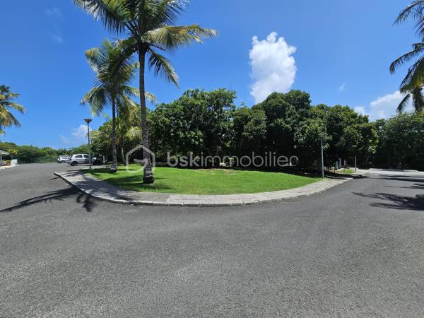 EXCLUSIVITE BSK IMMOBILIER- SAINT-FRANÇOIS – RÉSIDENCE KARUKERA.

Maison à rénover avec permis accepté – À deux pas de la mer.

BIEN RARE À LA VENTE | FORT POTENTIEL | EMPLACEMENT D’EXCEPTION

Au cœur de la très prisée résidence Karukera, à Saint-François, sur la route emblématique de la Pointe des Châteaux, découvrez cette maison individuelle à rénover, idéalement située à seulement 5 minutes du centre de Saint-François et à proximité immédiate de la mer, accessible à pied.

Un emplacement privilégié pour les amoureux de la Guadeloupe, à la recherche d’un pied-à-terre, d’une résidence principale ou d’un investissement à fort potentiel.

Une maison à réinventer selon vos envies.

Édifiée sur une belle parcelle de 604 m², cette maison non mitoyenne de 81 m2 en surface utile ( 35.22 m2 en loi carrez) offre une base idéale pour un projet de rénovation et de valorisation.

Elle se compose actuellement de :

- Un séjour de 16 m2,
- Une chambre spacieuse de 11.80 m2 avec placards,
- Une cuisine donnant sur une terrasse de 19 m2,
- Une salle d’eau avec WC,
- Un grand garage de 24,70 m².

Un projet déjà autorisé pour concrétiser vos envies.

Un permis d’extension et de modification de l’existant a été accepté pour la réalisation d’un très joli projet de maison contemporaine de type 3, comprenant deux chambres, un séjour, une grande cuisine, deux salles d’eau, un espace détente et un bac à punch de 5 x 2 mètres avec son deck.

Un véritable atout pour vous projeter sereinement dans votre futur lieu de vie ou votre investissement.

Le permis accordé pourra naturellement être modifié selon vos envies, vos besoins et votre vision du projet.

Les atouts :

✅ Résidence Karukera, secteur très recherché de Saint-François.

✅ À 5 minutes du centre-ville.

✅ Mer accessible à pied.

✅ Maison non mitoyenne.

✅ Parcelle de 604 m².

✅ Permis de construire accepté pour un projet de maison avec 2 chambres et bac à punch.

✅ Un potentiel exceptionnel dans un secteur recherché.

Une opportunité rare pour créer votre maison idéale dans un cadre privilégié, entre mer, tranquillité et douceur de vivre.

📍 Saint-François – Résidence Karukera, route de la Pointe des Châteaux.

📞 Pour plus d’informations ou organiser une visite, contactez moi.
Plan du projet, photos supplémentaires et vidéos sont disponibles sur demande.