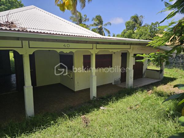 EXCLUSIVITE BSK IMMOBILIER- SAINT-FRANÇOIS – RÉSIDENCE KARUKERA.

Maison à rénover avec permis accepté – À deux pas de la mer.

BIEN RARE À LA VENTE | FORT POTENTIEL | EMPLACEMENT D’EXCEPTION

Au cœur de la très prisée résidence Karukera, à Saint-François, sur la route emblématique de la Pointe des Châteaux, découvrez cette maison individuelle à rénover, idéalement située à seulement 5 minutes du centre de Saint-François et à proximité immédiate de la mer, accessible à pied.

Un emplacement privilégié pour les amoureux de la Guadeloupe, à la recherche d’un pied-à-terre, d’une résidence principale ou d’un investissement à fort potentiel.

Une maison à réinventer selon vos envies.

Édifiée sur une belle parcelle de 604 m², cette maison non mitoyenne de 81 m2 en surface utile ( 35.22 m2 en loi carrez) offre une base idéale pour un projet de rénovation et de valorisation.

Elle se compose actuellement de :

- Un séjour de 16 m2,
- Une chambre spacieuse de 11.80 m2 avec placards,
- Une cuisine donnant sur une terrasse de 19 m2,
- Une salle d’eau avec WC,
- Un grand garage de 24,70 m².

Un projet déjà autorisé pour concrétiser vos envies.

Un permis d’extension et de modification de l’existant a été accepté pour la réalisation d’un très joli projet de maison contemporaine de type 3, comprenant deux chambres, un séjour, une grande cuisine, deux salles d’eau, un espace détente et un bac à punch de 5 x 2 mètres avec son deck.

Un véritable atout pour vous projeter sereinement dans votre futur lieu de vie ou votre investissement.

Le permis accordé pourra naturellement être modifié selon vos envies, vos besoins et votre vision du projet.

Les atouts :

✅ Résidence Karukera, secteur très recherché de Saint-François.

✅ À 5 minutes du centre-ville.

✅ Mer accessible à pied.

✅ Maison non mitoyenne.

✅ Parcelle de 604 m².

✅ Permis de construire accepté pour un projet de maison avec 2 chambres et bac à punch.

✅ Un potentiel exceptionnel dans un secteur recherché.

Une opportunité rare pour créer votre maison idéale dans un cadre privilégié, entre mer, tranquillité et douceur de vivre.

📍 Saint-François – Résidence Karukera, route de la Pointe des Châteaux.

📞 Pour plus d’informations ou organiser une visite, contactez moi.
Plan du projet, photos supplémentaires et vidéos sont disponibles sur demande.