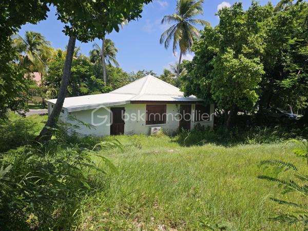 EXCLUSIVITE BSK IMMOBILIER- SAINT-FRANÇOIS – RÉSIDENCE KARUKERA.

Maison à rénover avec permis accepté – À deux pas de la mer.

BIEN RARE À LA VENTE | FORT POTENTIEL | EMPLACEMENT D’EXCEPTION

Au cœur de la très prisée résidence Karukera, à Saint-François, sur la route emblématique de la Pointe des Châteaux, découvrez cette maison individuelle à rénover, idéalement située à seulement 5 minutes du centre de Saint-François et à proximité immédiate de la mer, accessible à pied.

Un emplacement privilégié pour les amoureux de la Guadeloupe, à la recherche d’un pied-à-terre, d’une résidence principale ou d’un investissement à fort potentiel.

Une maison à réinventer selon vos envies.

Édifiée sur une belle parcelle de 604 m², cette maison non mitoyenne de 81 m2 en surface utile ( 35.22 m2 en loi carrez) offre une base idéale pour un projet de rénovation et de valorisation.

Elle se compose actuellement de :

- Un séjour de 16 m2,
- Une chambre spacieuse de 11.80 m2 avec placards,
- Une cuisine donnant sur une terrasse de 19 m2,
- Une salle d’eau avec WC,
- Un grand garage de 24,70 m².

Un projet déjà autorisé pour concrétiser vos envies.

Un permis d’extension et de modification de l’existant a été accepté pour la réalisation d’un très joli projet de maison contemporaine de type 3, comprenant deux chambres, un séjour, une grande cuisine, deux salles d’eau, un espace détente et un bac à punch de 5 x 2 mètres avec son deck.

Un véritable atout pour vous projeter sereinement dans votre futur lieu de vie ou votre investissement.

Le permis accordé pourra naturellement être modifié selon vos envies, vos besoins et votre vision du projet.

Les atouts :

✅ Résidence Karukera, secteur très recherché de Saint-François.

✅ À 5 minutes du centre-ville.

✅ Mer accessible à pied.

✅ Maison non mitoyenne.

✅ Parcelle de 604 m².

✅ Permis de construire accepté pour un projet de maison avec 2 chambres et bac à punch.

✅ Un potentiel exceptionnel dans un secteur recherché.

Une opportunité rare pour créer votre maison idéale dans un cadre privilégié, entre mer, tranquillité et douceur de vivre.

📍 Saint-François – Résidence Karukera, route de la Pointe des Châteaux.

📞 Pour plus d’informations ou organiser une visite, contactez moi.
Plan du projet, photos supplémentaires et vidéos sont disponibles sur demande.